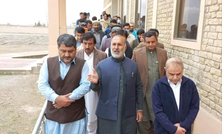 AsgharAchakzaii's tweet photo. الحمداللہ
2012سےبندنئےDHQہسپتال چمن جسکو15جولائی2019سےفنکشنل کرنےکاوعدہ کیاتھاآج ہرلحاظ سےعلاج معالجےکےتمام سہولیات(فعالCASUALTYلیبرروم،OT،OPD،چلڈرن وارڈ،نئےایمبولینسز،بہترین لیبارٹریزایکسریز،ڈئیلائسز)سےآراستہ پاکرعملاًپوراکردیا
ہرقدم پرنگرانی محنت/تعاون کرنےوالوں کابہت بہت شکریہ https://t.co/chIyEIFT0D