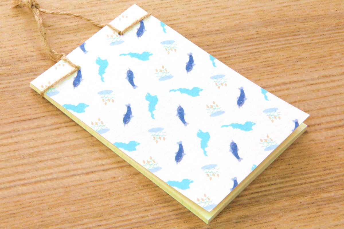 今週もメモ帳「you‐full」新デザインをご紹介🎉🎉

2週目の今夜紹介するのは、滋賀県の県鳥である「カイツブリ」と固有種の「ビワコオオナマズ」をメインにあしらった2柄です。
来週もこの時間に最後の2柄をご紹介させていただきますので、お楽しみに➰👋