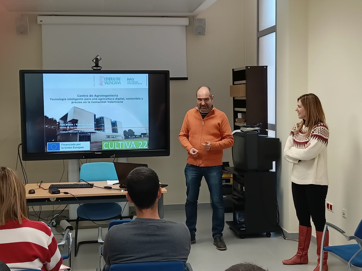 CoopsAgroCV's tweet image. José Blasco y Patricia Chueca, del Centro de Agroingeniería del @GVAivia, reciben al grupo de jóvenes y les explican sus líneas estratégicas de trabajo e investigación: teledetección, control de plagas, mecanización...
#ProgramaCULTIVA #CULTIVA22
@mapagob @redrunacional