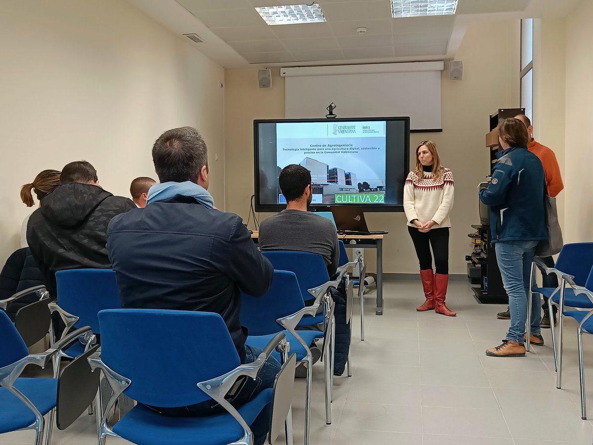 CoopsAgroCV's tweet image. José Blasco y Patricia Chueca, del Centro de Agroingeniería del @GVAivia, reciben al grupo de jóvenes y les explican sus líneas estratégicas de trabajo e investigación: teledetección, control de plagas, mecanización...
#ProgramaCULTIVA #CULTIVA22
@mapagob @redrunacional