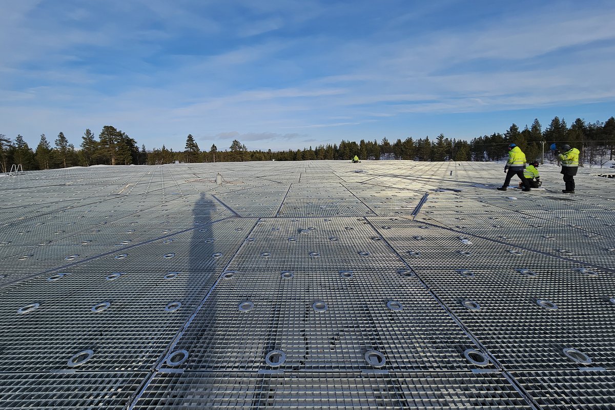 EISCATofficial's tweet image. Look at the size of this! 

This is the ground plane of the #EISCAT3D site in #Karesuvanto, Finland. And keep in mind that every one of these holes will be populated with one small antenna element.
📷: Johan Svensson