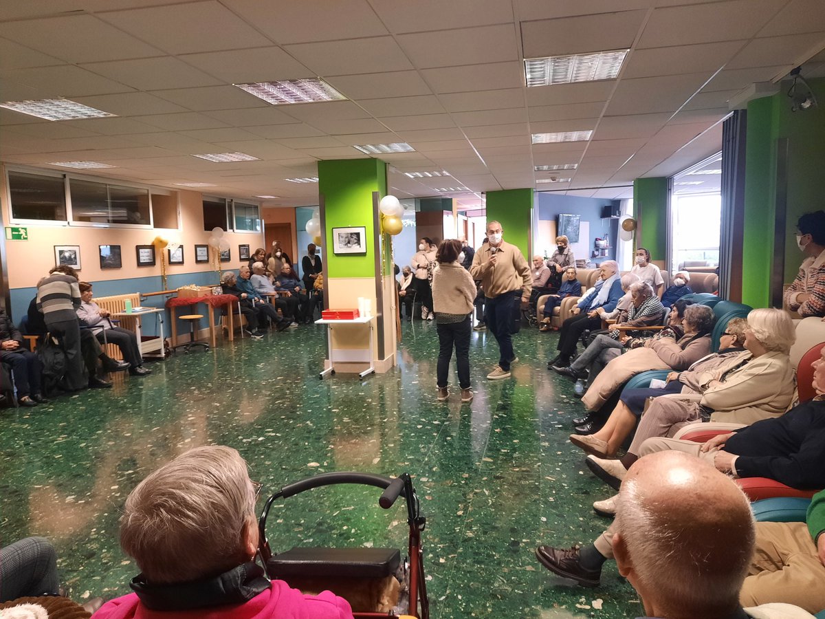 Zorroagako Eguneko Zentroaren 20. Urteurrena ospatzen ari gara, erabiltzaile eta senideekin. Hasiera eman zioten Mikel Agirrezabal eta Maite Goikoetxea gerturatu zaizkigu gurekin batera eguna omentzeko. Poza da nagusi!!!