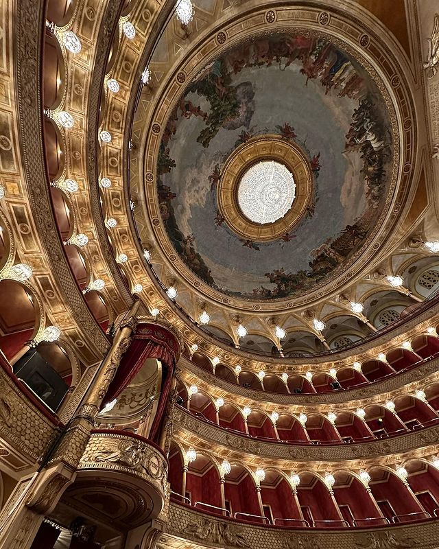 Pagliacci di Ruggero Leoncavallo torna in scena al Teatro dell’@OperaRoma che celebra Franco Zeffirelli nel centenario della sua nascita. 📌 Dal 12 al 19 Marzo. 👉 bit.ly/3INOjrK 📸 IG sigmurd #VisitRome