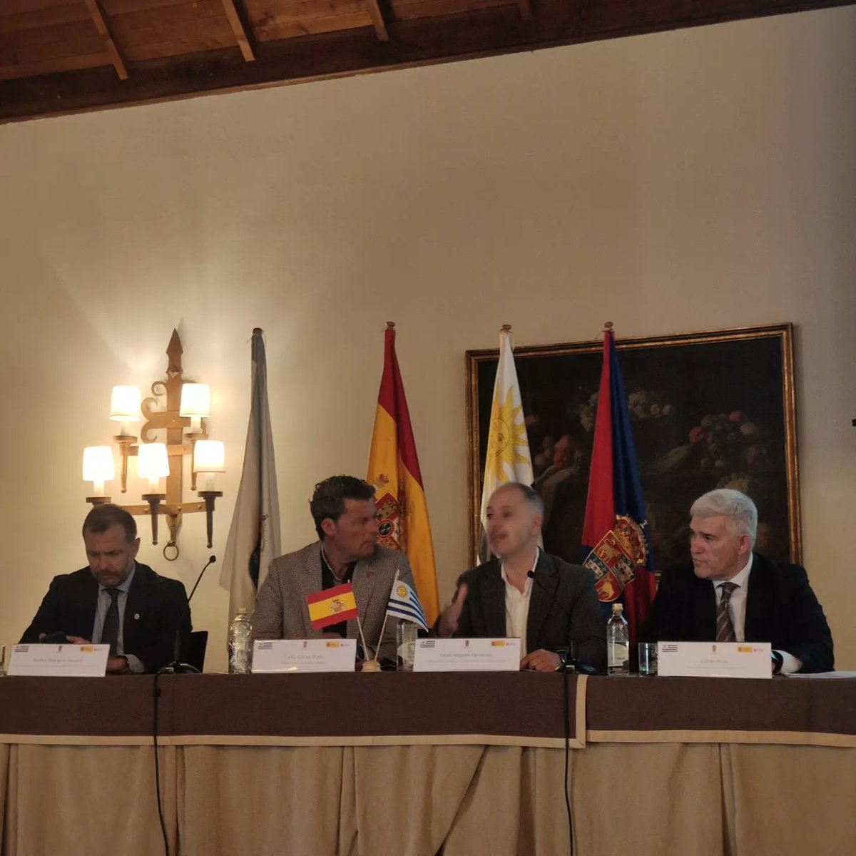 ldamasol's tweet photo. El Foro estuvo presidido por   el Alcalde de Baiona, D. Carlos Gómez; el Delegado de la Zona Franca de Vigo, D. David Regades;  Presidente de la Asociación Internacional de ciudades Colombinas, D. Crispín Rivas; y del Cónsul de Carrera de Uruguay en Galicia, D. Ramiro Rodríguez. https://t.co/XWkdiex4fC