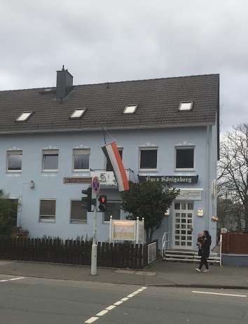 PiratenMainz's tweet photo. Wird am Sonntag Nino Haase zum Oberbürgermeister von #Mainz gewählt, der Mitglied einer deutschtümeligen Burschenschaft ist, die ihr Haus gerne Schwarz-Weiß-Rot "schmückt"? Was meint ihr dazu? #obwahlmz #obwahl #obwahlmainz #ninohaase #vdst #königsberg https://t.co/usgv5FOxin
