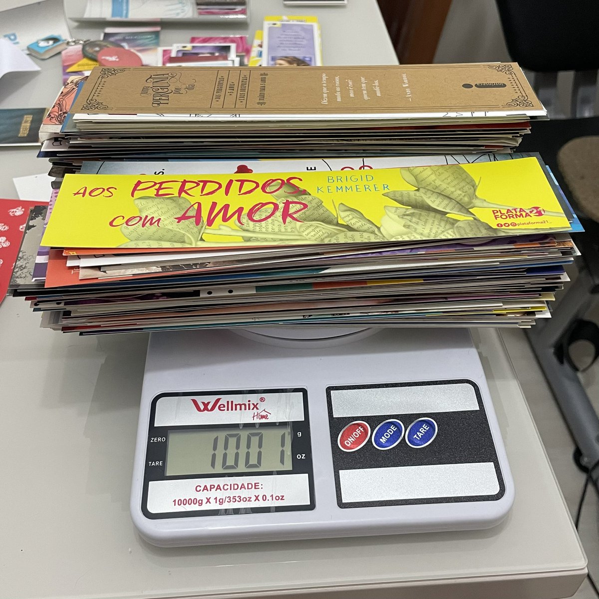 TamiresRomano's tweet photo. 🕵🏻‍♀️ VAMOS BRINCAR? 🔍

Quer ganhar 1 QUILO DE MARCADORES DE PÁGINA?

Responda este tweet com um chute de quantos marcadores estão em cima da balança.

Regras:
- me seguir
- dar rt no meu fixado

✨ BOA SORTE! 🍀 https://t.co/krQSgouMYG