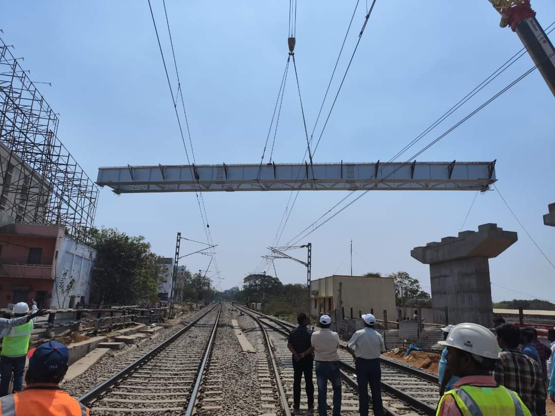 DuddakuntaBJP's tweet image. 700 టన్నుల భారీ క్రేన్ సహాయంతో #UrbanLinkRoad టవర్ క్లాక్ బ్రిడ్జి నిర్మాణ పనులు.
#APNEEDSBJP
#ModiForDevelopment