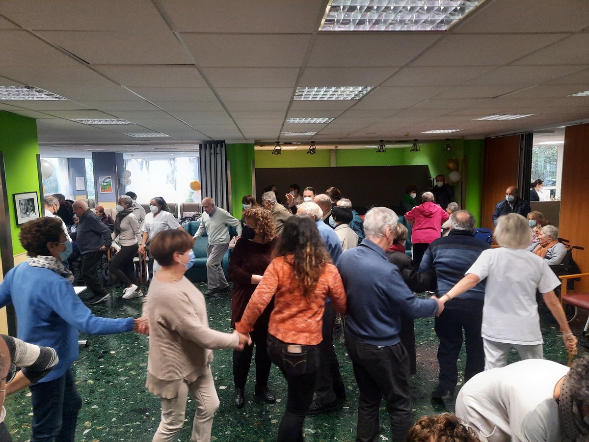 Estamos celebrando el 20 Aniversario de la Inauguración del Centro de Dia de Zorroaga con las personas que vienen al mismo, sus familiares y las personas que lo han atendido y que lo atienden. Un día de celebración y de alegría para todas y todos.