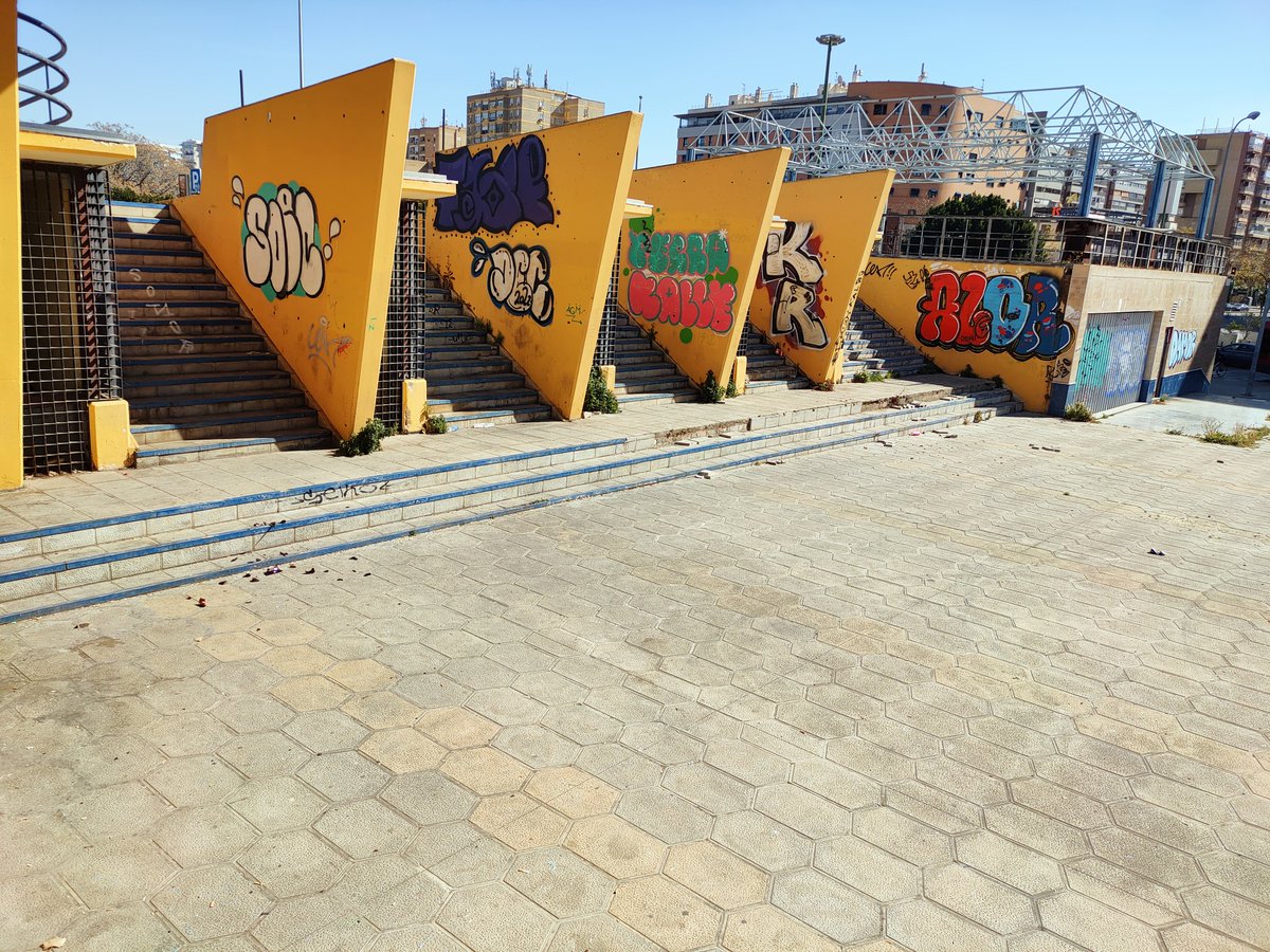 cfd16_cfd's tweet photo. Esto es el Campo de los Mártires. Es increíble que los alrededores de una estación tan importante como Santa Justa sea esto. No entiendo cómo ni a @Ayto_Sevilla ni a @AndaluciaJunta les parece que haya que cambiar esto. https://t.co/hSNGj5CR6E