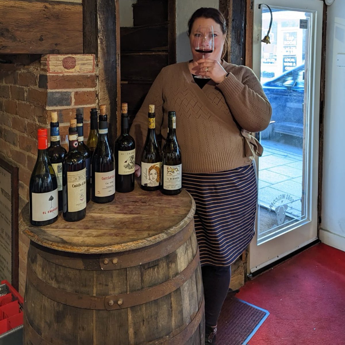 Elementary, our dear Sarah!

Kicking off Friday @sarahswinecellar with the most distinguished wines. sarahscellar.com

#fridayfeeling #weekend