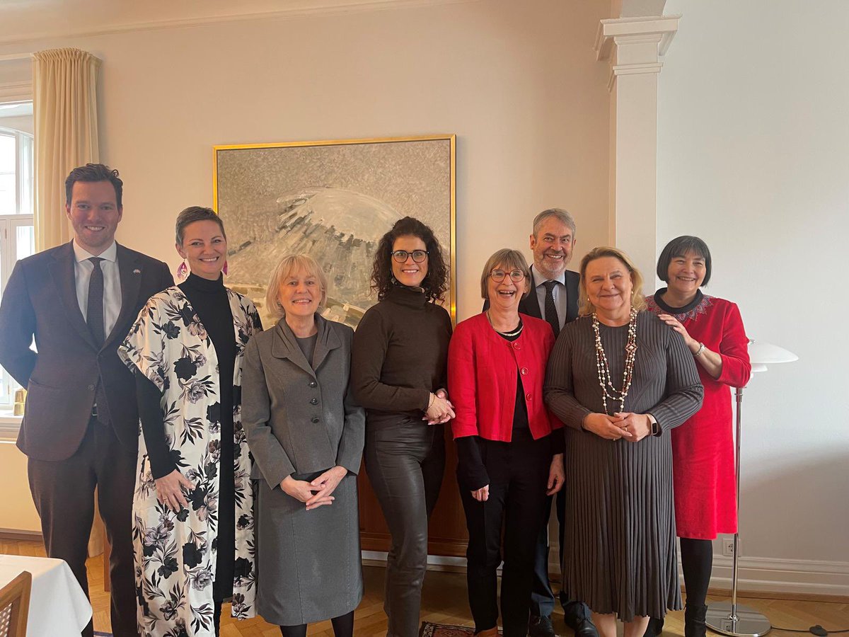 Gode og inspirerende drøftelser med udenrigsminister <a href="/thordiskolbrun/">Þórdís Kolbrún Reykfjörð Gylfadóttir🇮🇸</a> og nordiske kolleger på Danmarks Ambassade. Vi står sammen om #Ukraine, Arktis og #4thCoESummit og samarbejdet i NATO!