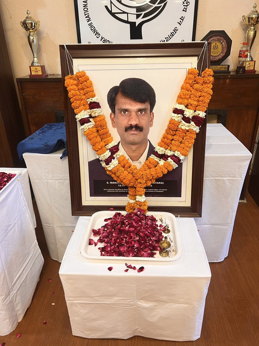 Remembering the ultimate sacrifice of Late Sh. S.Manikandan, IFS (Karnataka) on his martyrdom day. We stand on these shoulders @CentralIfs @pargaien @rameshpandeyifs @IGNFA_GoI #IndianForestService #WorldWildlifeDay2023