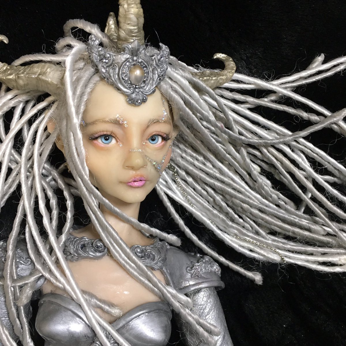 cernitmaster's tweet photo. #クラフトアート創作人形展
#cernit 髪飾りをしっかり固定して撮影! https://t.co/TgxXT93Ud8