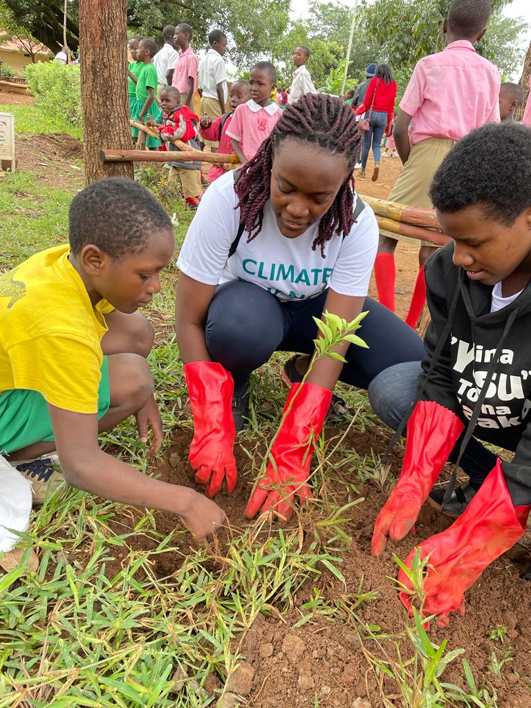 Every tree counts in the fight against climate change. #GlobalClimateStrike #TreePlanting #ClimateAction #Riseupmovement
@BlueEarthOrgan1 #GlobalClimateStrike @vanessa_vash @PlantForMyFutur #PlantForMyFuture    @TardFoundation