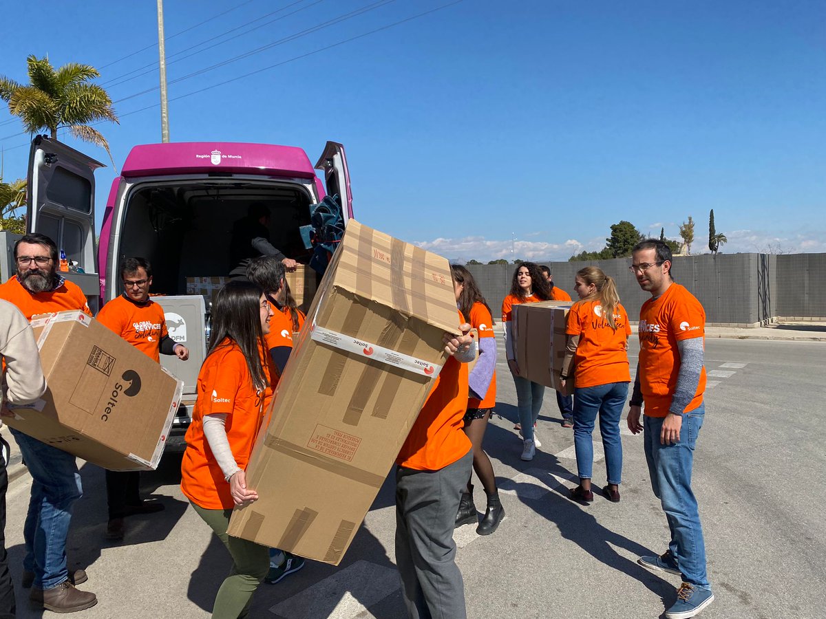 Los empleados de Soltec se han unido para ayudar a las víctimas de los terremotos de Turquía donando 150 kg de ropa, mantas y artículos para bebés. La #FundaciónSoltec y la @FundMarcelino se han unido aportando 25 baterías solares y lámparas solares en la embajada de Siria.