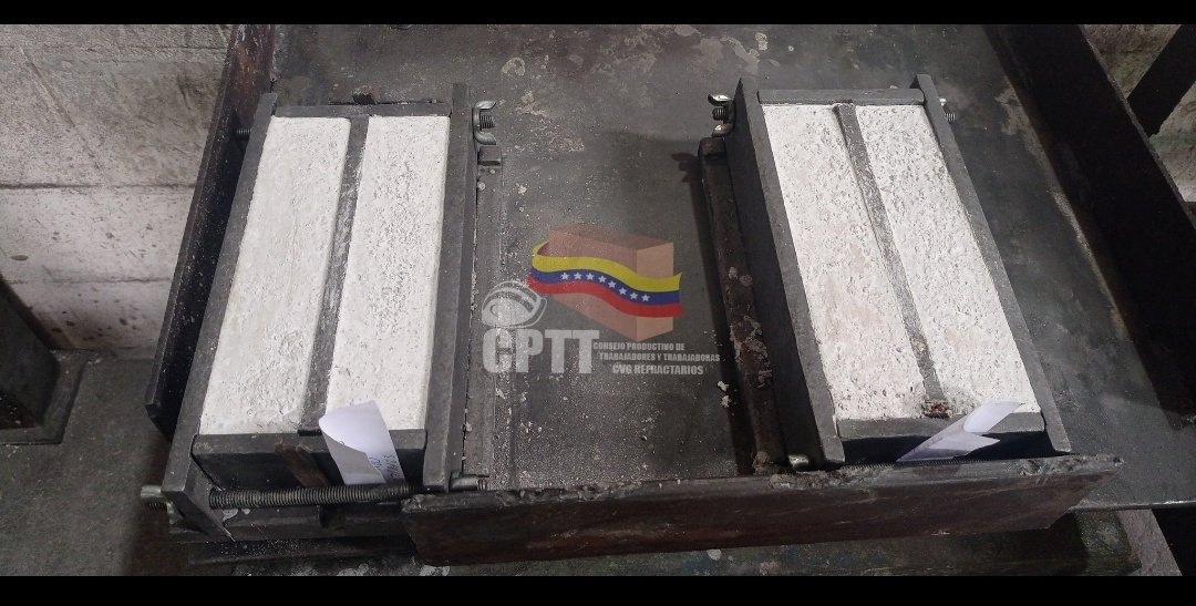 RefractariosCVG's tweet photo. Enrerate|| El equipo del laboratorio de control de calidad y certificación de @RefractariosCVG 🧑‍🔬 garantiza productos terminados de resistencia y alta durabilidad para los hornos Industriales de las empresas basicas.
#ChavezCorazonDelPueblo 
#ProducirEsVencer https://t.co/c9fRmkplCD