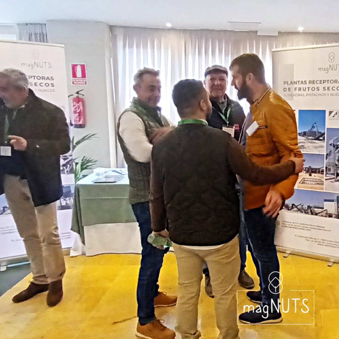MMagnuts's tweet photo. El miércoles día 1 estuvimos presentes en el #forumpistacho que tuvo lugar en Tomelloso, en el que fuimos patrocinadores.

Fue un rotundo éxito, gracias a la organización por el buen hacer y a los asistentes por la gran acogida.

#pistacho #frutossecos #fabricacionpropia https://t.co/yrmsGaFzr7
