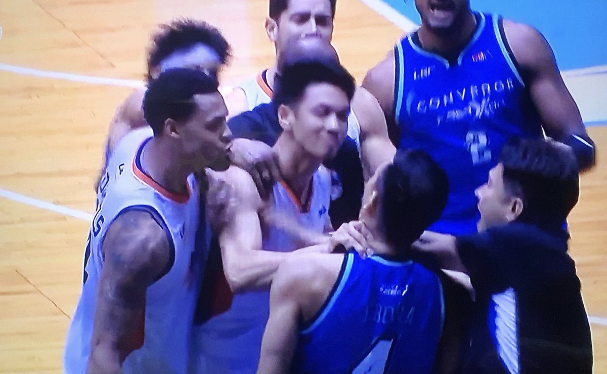 PBAinsider's tweet photo. Gotta wonder if Allein Maliksi will be penalized for choking Barkley Eboña during the endgame after the latter gave up a hard foul. https://t.co/YvtvdxiPIh