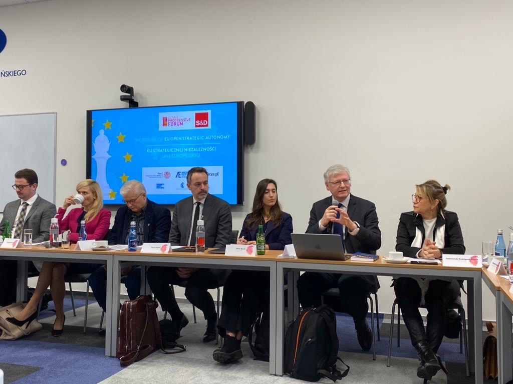 FEPS_Europe's tweet photo. It's time for a progressive analysis of the concept of #EUStrategicAutonomy & to set the agenda on how to operationalise it.
We are in🇵🇱Warsaw today to discuss #ESA w/@TheProgressives @FAE_pl @FES_Brussels @j_jaures @DaszynskiCentre & @KozminskiUni
ℹ️https://t.co/VGNipnpIHy https://t.co/ZGpRd8NuqM