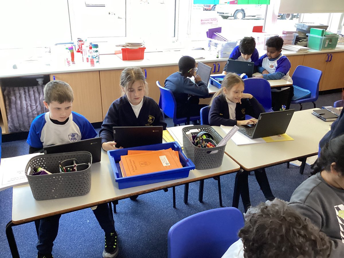 HotShotsSTM2020's tweet image. We have been exploring how to code using loop and repeat command buttons during our computing lesson today, using the characters from Ice Age! #STMcomputing 💻