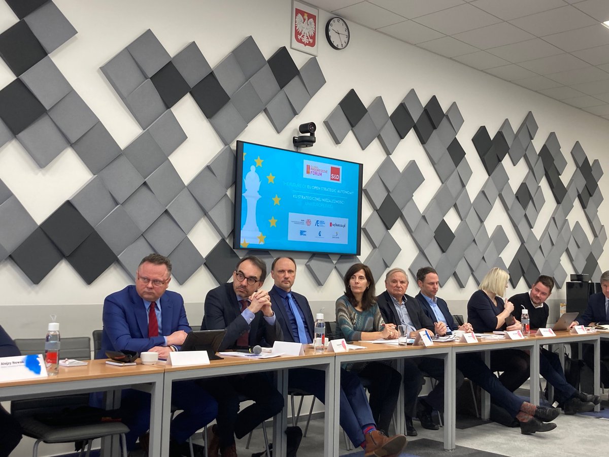 FEPS_Europe's tweet photo. It's time for a progressive analysis of the concept of #EUStrategicAutonomy & to set the agenda on how to operationalise it.
We are in🇵🇱Warsaw today to discuss #ESA w/@TheProgressives @FAE_pl @FES_Brussels @j_jaures @DaszynskiCentre & @KozminskiUni
ℹ️https://t.co/VGNipnpIHy https://t.co/ZGpRd8NuqM