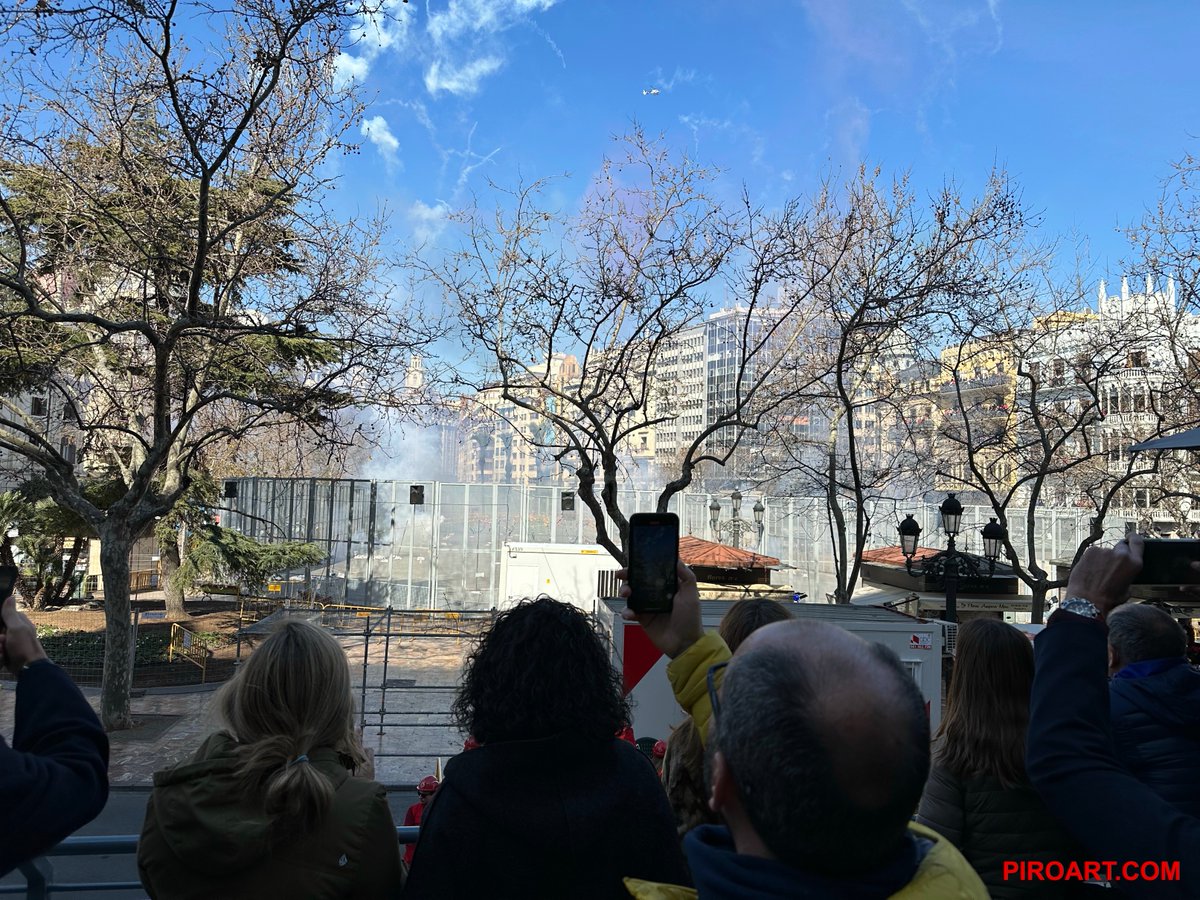 PIROART's tweet photo. Mikel Pagola, de Piroart, explicó ayer los entresijos de la segunda mascletá de las Fallas al cónsul de Suecia con motivo de la visita de la Embajada Sueca al privilegiado 'balcón' del salón 'Espacio IKEA' de la Plaza del Ayuntamiento de València  @IKEASpain #IkeaValenciaEnFallas https://t.co/6ZFlyq9eg2