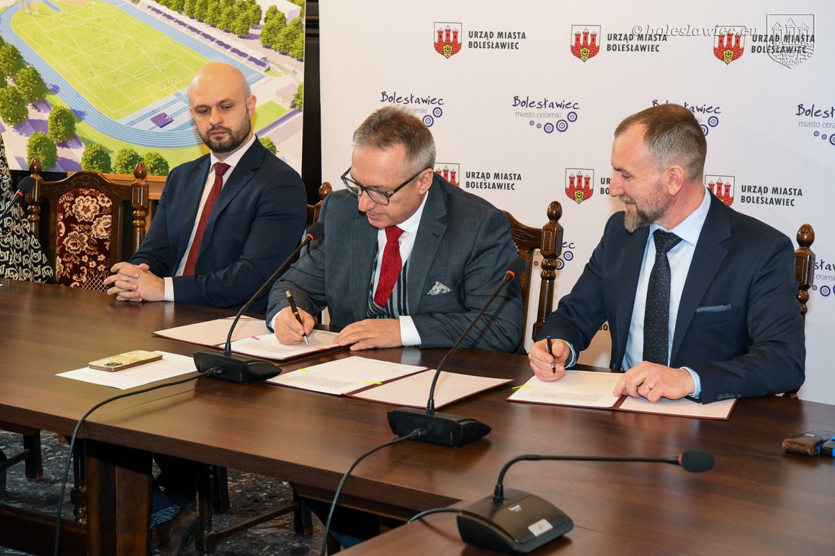 MiastoA's tweet photo. Będzie modernizacja stadionu. Umowa podpisana 
https://t.co/iGjtigL5rt https://t.co/cHRKHuxrLD