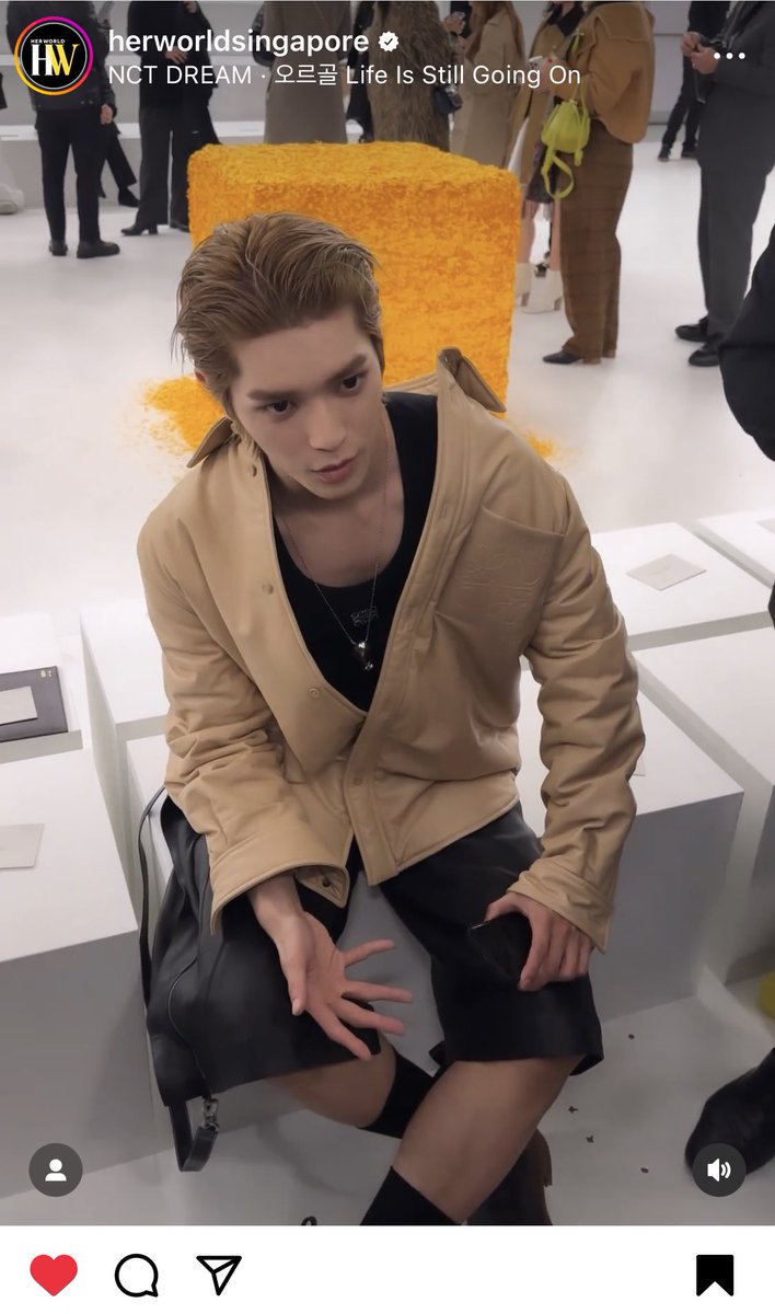 herworldsingapore ถ่ายแทยงขณะกำลังสัมภาษณ์กับสื่อต่างๆ ที่ #LOEWEFW23 

✅ instagram.com/reel/CpU0DJ6gC…

#LOEWExTAEYONG #TAEYONG #태용