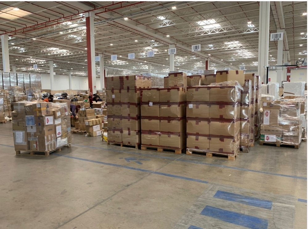 Deprem yardımı giysilerin peşine niye düşüyoruz? Milano'dan iletilen bir mesajı kamuoyu ile de paylaşayım:

Burası AFAD'ın Adana deposu. Ortadaki koliler depremin ilk günlerinde Milano'dan ünlü bir moda markasının gönderdiği kabanlar. Piyasa değeri 40 milyon lirayı buluyor.