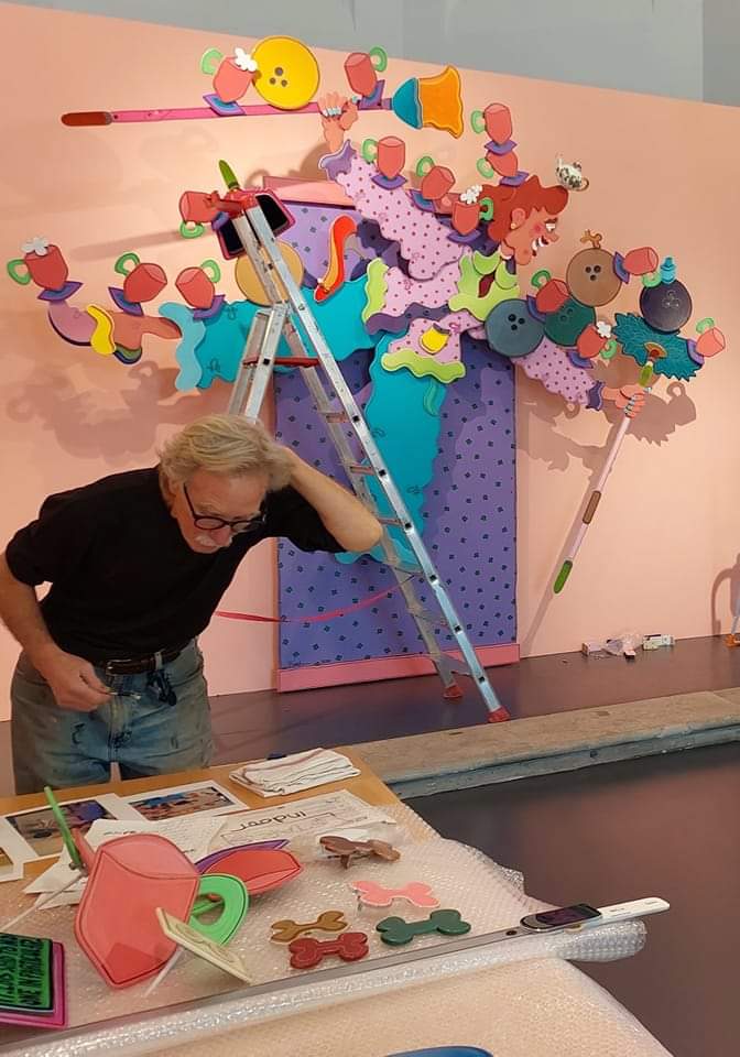 Quand l'artiste se gratte la tête au moment d'installer ses œuvres dans la chapelle du musée, la veille de l'inauguration 😁

#museeduverrefrancoisdecorchemont #paysdeconches 
#conches #artglass #rickybernstein #americanglass #Studioglassmovement