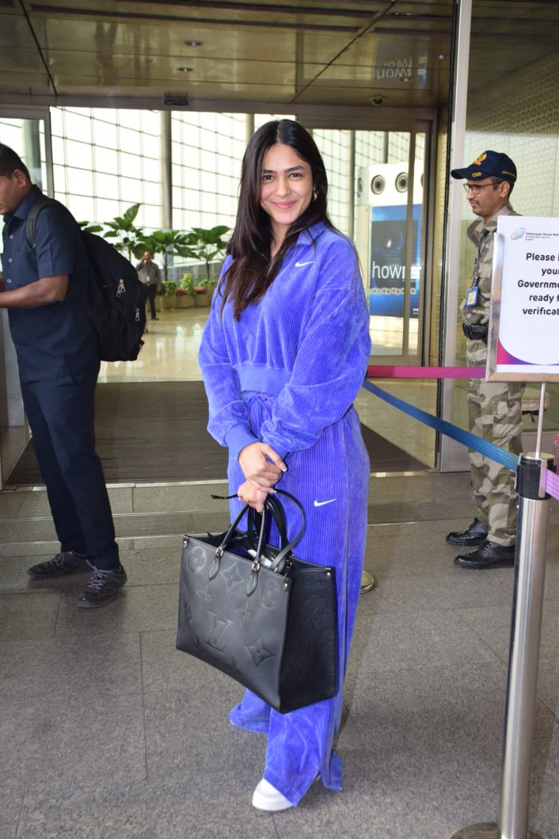 middaygujarati's tweet image. Mrunal Thakur clicked at the airport

#mrunalthakur #mrunalthakurfans #CelebritySpotted #MiddayEntertainment #entertainment #bollywood #mumbai @mrunalthakur__ @Mrunalthakurfcx  @MrunalThakurFC  

gujaratimidday.com/photo
