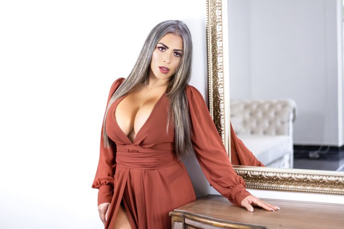 2 pic. 🔥&diams;️💦 I am horny hot and wet Latina always ready to squirt for you!!! Cum watch me you wont regret