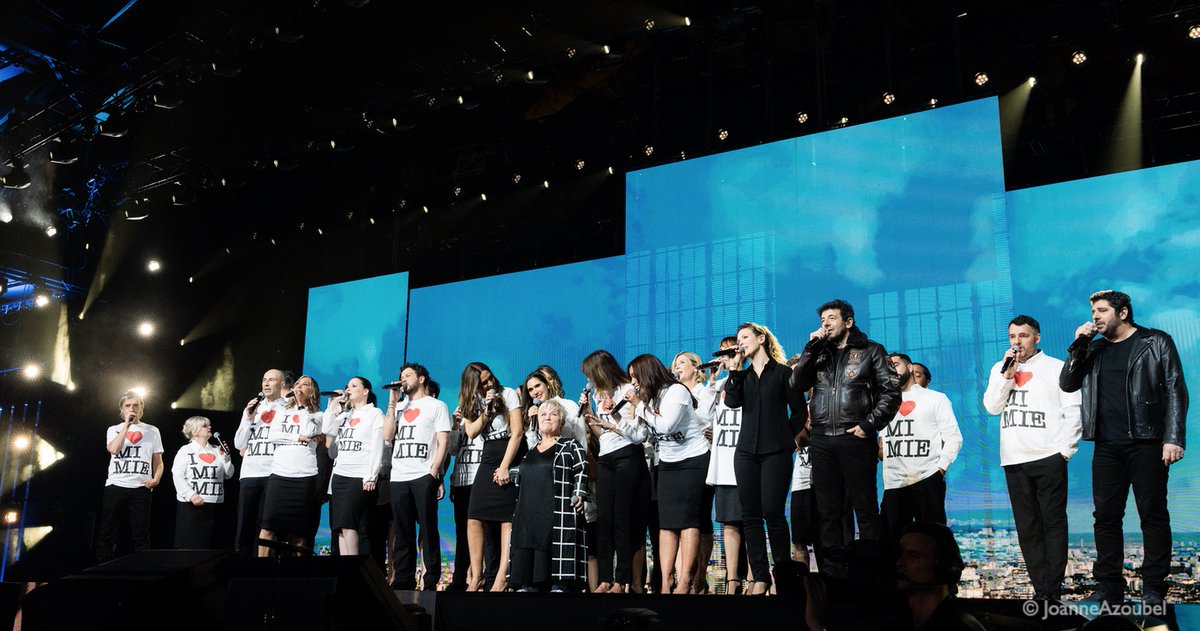 On ne s'attendait pas à une telle émotion 💙
"Je l'aime à mourir", la surprise des Enfoirés à Mimie 
#Enfoires2023