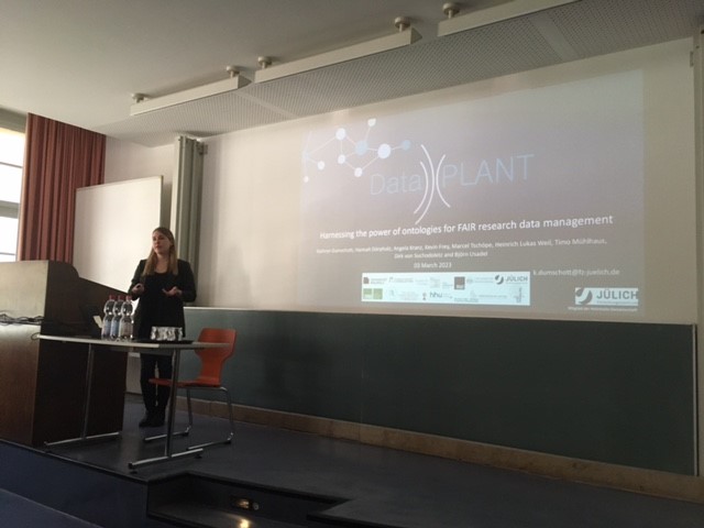 nfdi4plants's tweet photo. New day, new topics @ESciTage:
Before taking a sunbath, quickly hop into @Kat_Dumschott 's presentation about how we try to close the #ontology gap. Swate is one of the highlights. Find more info in our Knowledge Base 📚👇
https://t.co/anX3mnrqHW
#ESciTage2023 #RDM #StateoftheARC https://t.co/BJn6Uzmvld