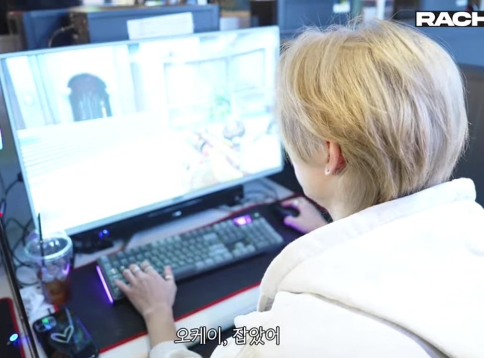 BBOKARILOOKS's tweet photo. gamer felix is my favorite<3 https://t.co/crckSEYw6X