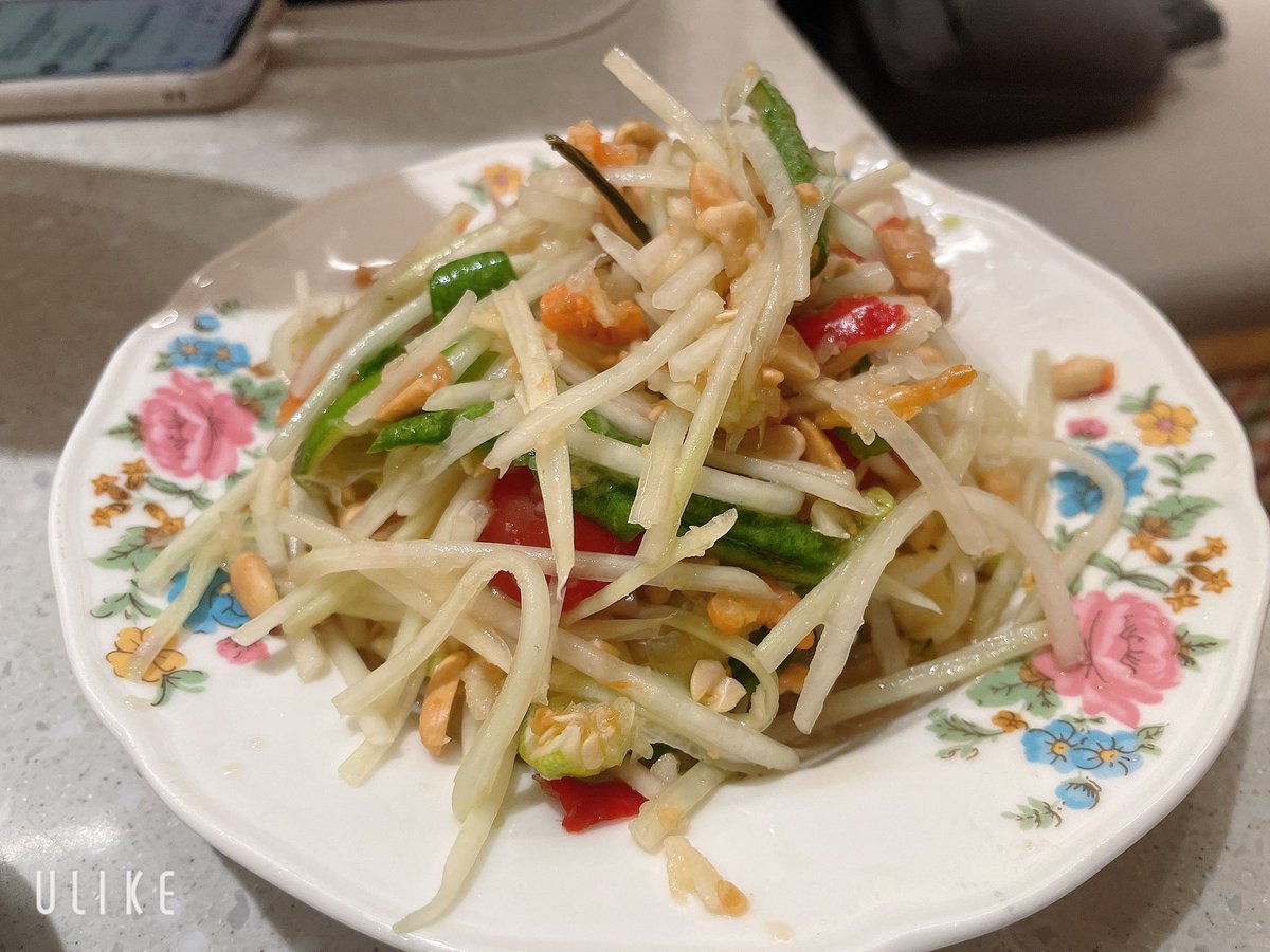 週末來吃泰式吧！辣辣  酸酸  甜甜
謝謝大哥請客
下次誰要請我呢？ 猜猜看最後那一道菜是什麼🤔？ https://t.co/uSYy19IFWK
