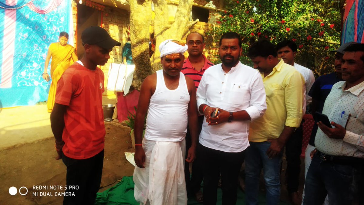 Devendra__INC's tweet photo. पांकी के ग्राम-करार निवासी श्रवण मालाकार जी के माता जी के ब्रह्मभोज कार्यक्रम में शामिल हो कर दिवंगत आत्मा की शांति के लिए ईस्वर से प्राथर्ना किये। https://t.co/IVEXnGqIzC