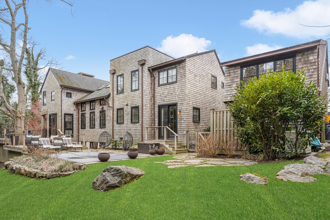 CompassRI's tweet image. New Listing 130 Carroll Avenue Newport, RI 4 bed, 3 bath, Studio, Pool, Private - #NewportRI #NewListing #OpenHouse #LuxuryLiving
conta.cc/3kGKNar