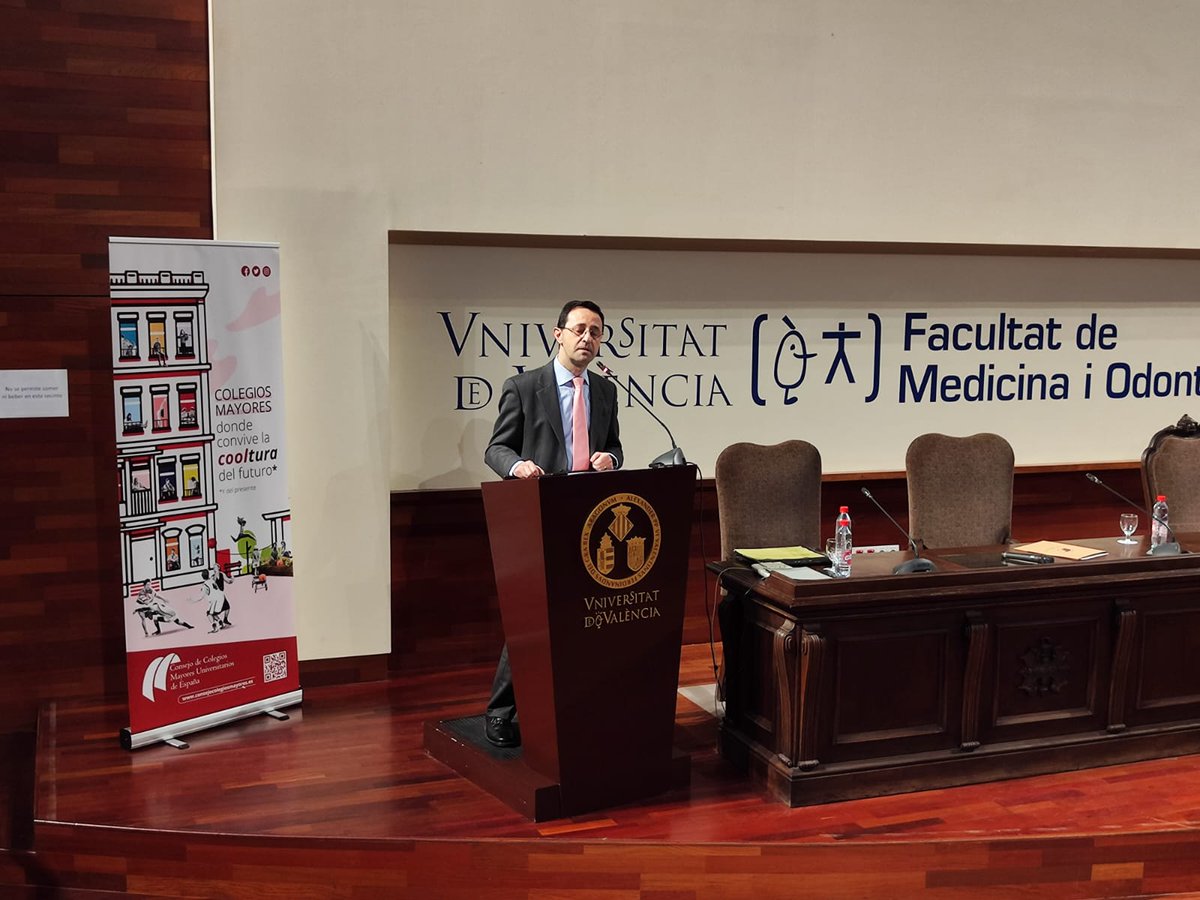 "Los entornos de aprendizaje sirven como catalizadores para construir personas que amen este mundo. Y cuando uno ama algo, tiene la condición de mejorarlo". 
Gracias <a href="/tomasbaviera/">Tomás Baviera</a> por esta reflexión en la conferencia La vivencia colegial: una posibilidad de
aprender en comunidad.