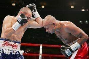 UN DÍA COMO HOY 3 de marzo del 2001 hace 22 años Rosendo Alvarez vencía DD12 pelea de revancha al colombiano Beibis Mendoza realizaron 4 peleas total 1 gano Beibis por descalificacion y 3 gano Rosendo en este combate Rosendo recupero el titulo WBA 108 lb se realizo Las Vegas USA