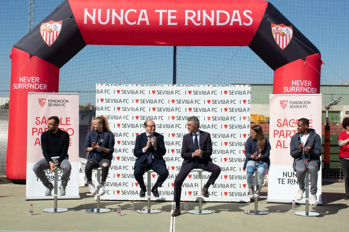 𝐏𝐫𝐞𝐬𝐢𝐝𝐞𝐧𝐭𝐞 𝐲 𝐣𝐮𝐠𝐚𝐝𝐨𝐫@𝐬 presentes en la iniciativa de #SácalePartidoAlCole 🤩🏫

#SevillaFC #CompartimosAfición