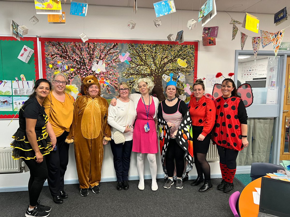 NajJanetto's tweet photo. Today I have been absolutely blown away by the staff &amp; children @RavensburyComm1 The performance the teachers did was so amazing! The children’s artwork of @JansDolly is out of this world. Huge Thanku to each &amp; every one of you. 🙏🙏🙏 #WorldBookDay2023 #worldbookday https://t.co/0nHgKVS7ub