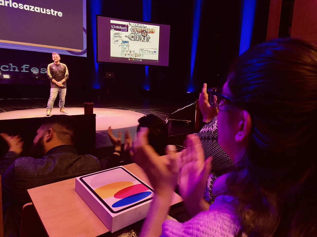 mohima_dev's tweet photo. Pasan cosas maravillosas en la #T3chFest2023 : gente que gana iPads, gente que viste de JavaScript, gente que dibuja el contenido de charlas maravillosas… nivelazo de conferencia! https://t.co/jy1DYVREZD