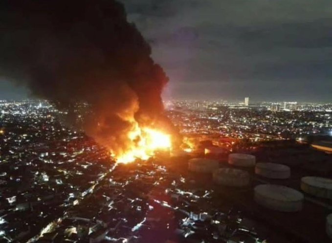 infojakarta's tweet image. Kebakaran terjadi pada area yang berdekatan dengan pemukiman warga. 

Dari google map, estimasi jarak hanya 60 meter. Setengah panjang lapangan bola standart nasional.