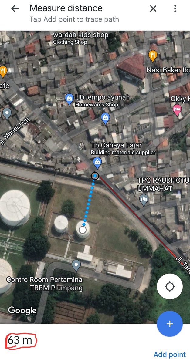 infojakarta's tweet image. Kebakaran terjadi pada area yang berdekatan dengan pemukiman warga. 

Dari google map, estimasi jarak hanya 60 meter. Setengah panjang lapangan bola standart nasional.