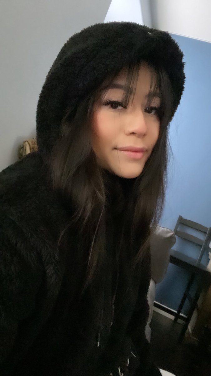 Happy Friyay. I’m never on here so… here’s my face 😂 will probably stream later tonight 🙆🏻‍♀️