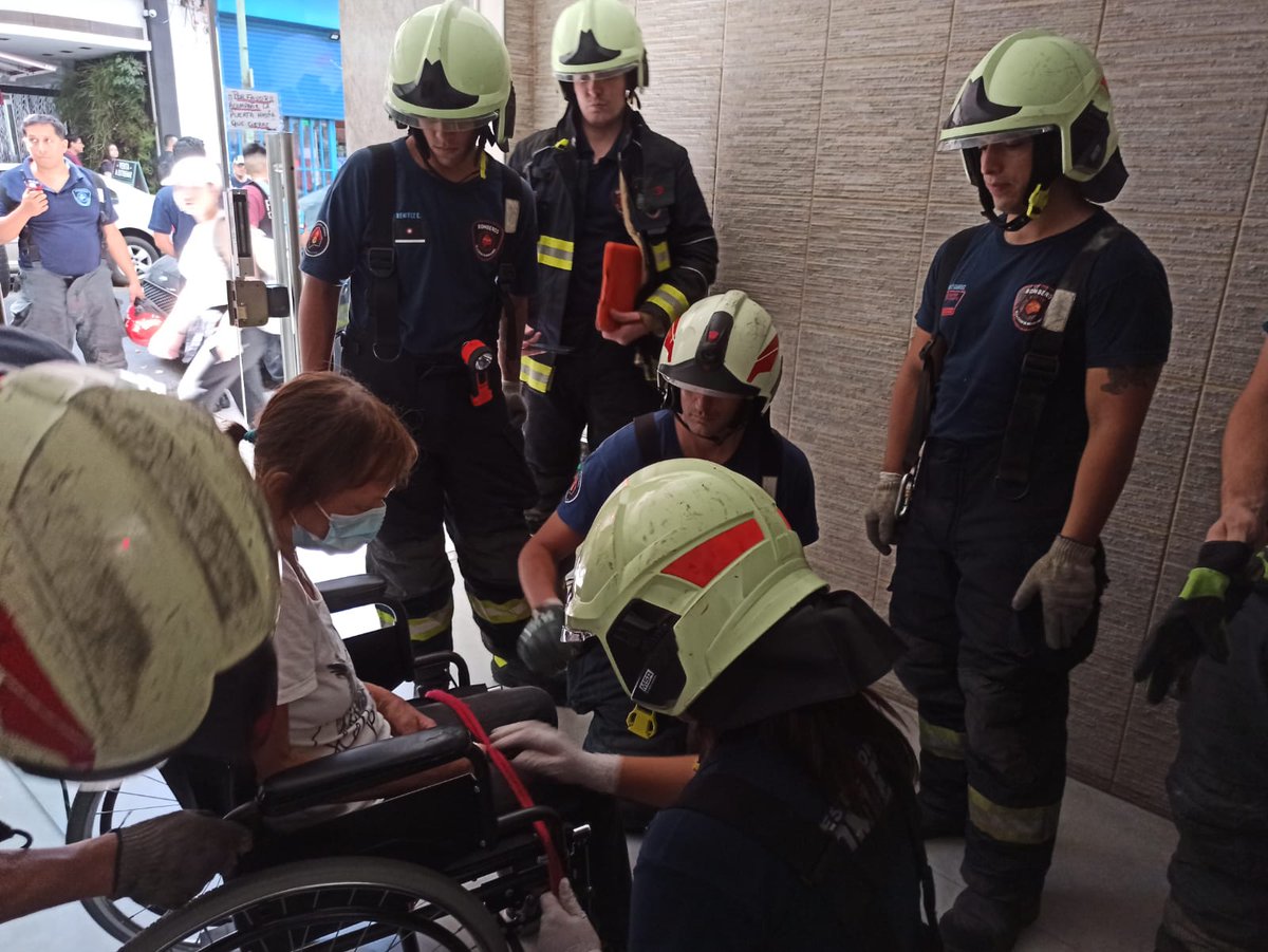 FontanaTutu's tweet photo. @scorohernan barrio de flores, bomberos subiendo a vecina que se hace dialisis por la escalera. casi 48 hs sin luz, 24 sin agua.
@OficialEdesur https://t.co/GEOnPUtSGv