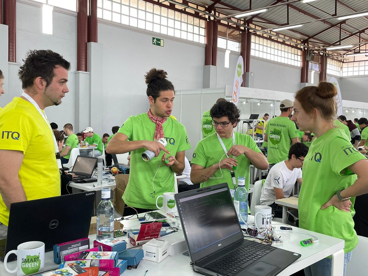VishayIndust's tweet image. #teamwork #Vishay #ITQ #Makeathon