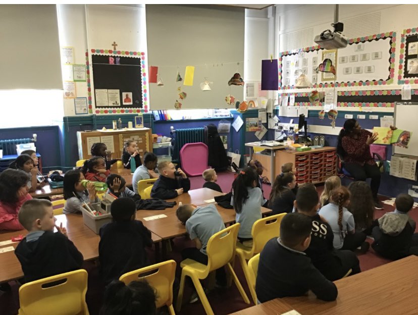 GeehanMiss's tweet photo. Thank you to A’s mum for reading a story in Tamil to both of our Primary 3 classes as part of our Book Week celebrations! 📖 📕 @SaintRochsPS #bookwkstrochs https://t.co/kMW0f0ofyH