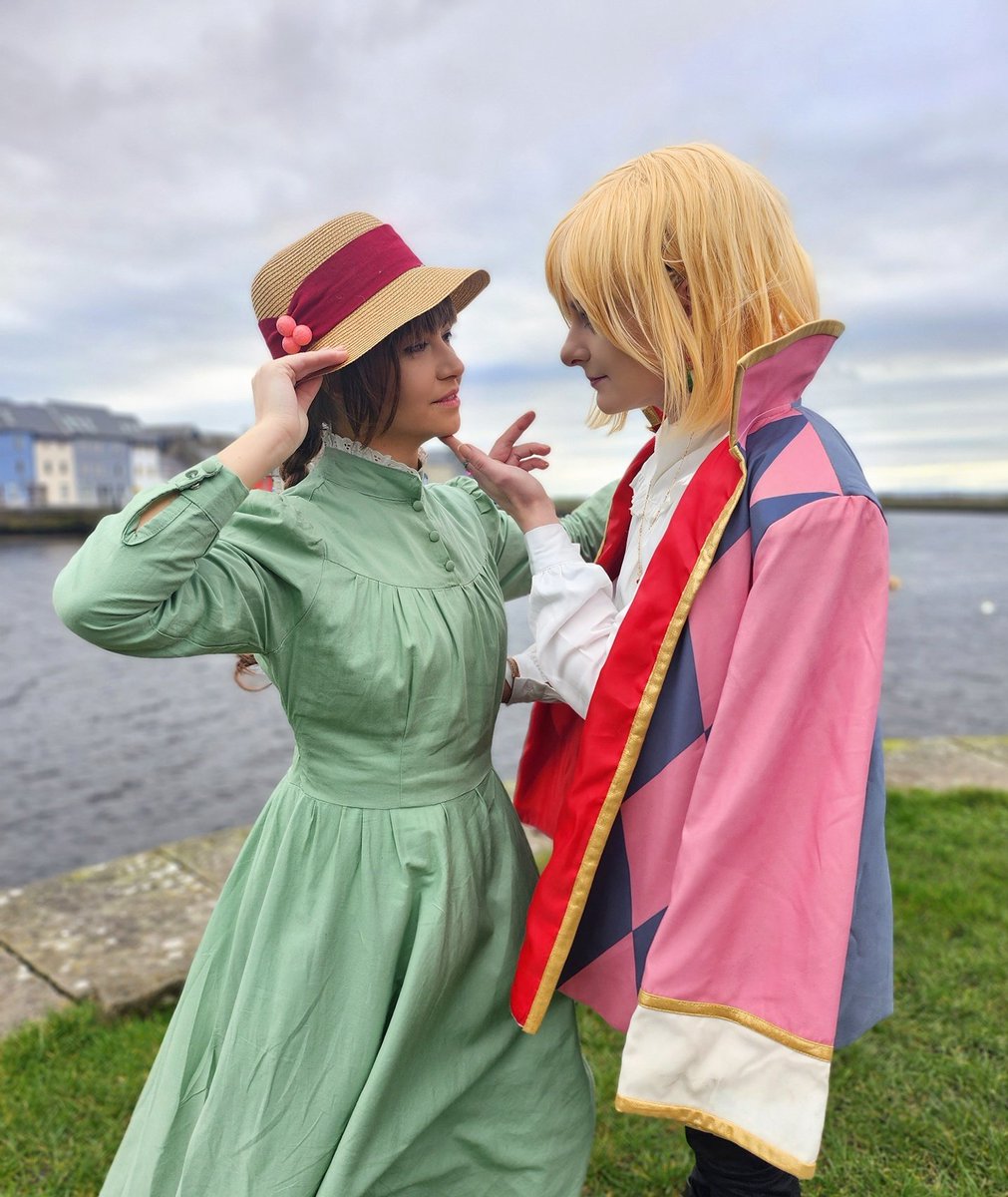 SHSCosplay's tweet photo. "That's my girl~"
Sophie is @A_Inconformada
Howl is myself
Photo by @grass3cat
#howlsmovingcastle #howlpendragon #studioghibli
#ハウルの動く城 #ハウル #ハウソフィ #하울의움직이는성 #howlandsofie #sofieandhowl https://t.co/BDSs3CdvqI